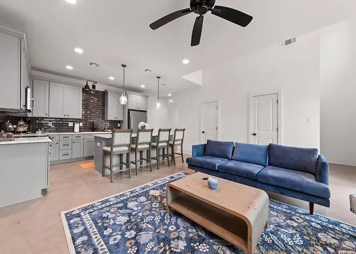Cajun French House-2 King Beds-near Sports Complex Villa *