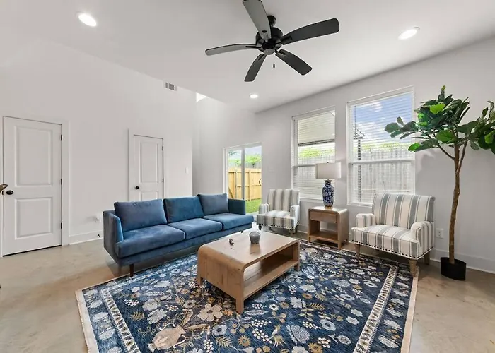 Cajun French House-2 King Beds-near Sports Complex Villa *