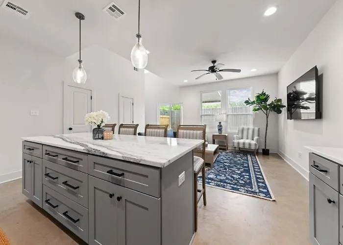 Cajun French House-2 King Beds-near Sports Complex Villa